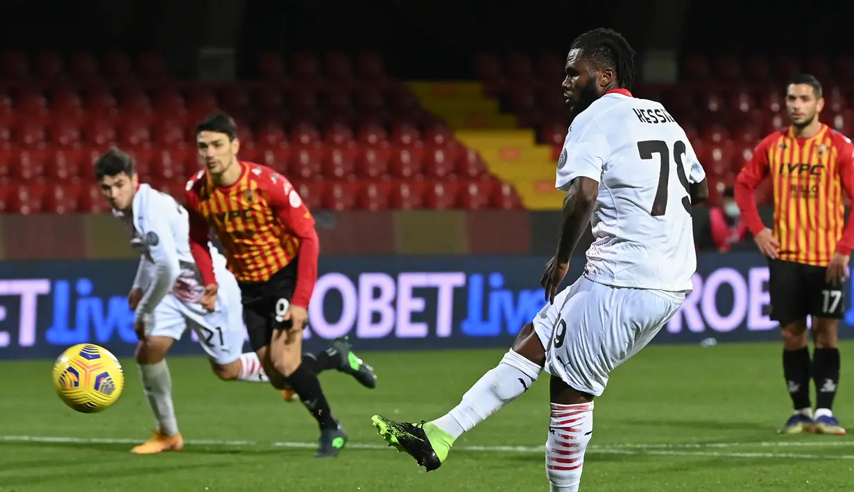 Gelandang AC Milan, Franck Kessie melakukan eksekusi penalti yang berbuah gol pertama timnya ke gawang Benevento dalam laga lanjutan Liga Italia 2020/21 pekan ke-15 di Ciro-Vigorito, Minggu (3/1/2021). AC Milan menang 2-0 atas Benevento. (AFP/Andreas Solaro)
