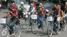 Mahasiswa UGM memperingati Hari Batik Nasional dengan pawai sepeda sambil mengenakan batik Yogyakarta, Minggu (2/10). Tema kegiatan tersebut 'UGM Berbatik, Wujud Cinta Kami untuk Indonesia' (Liputan6.com/Boy Harjanto)
