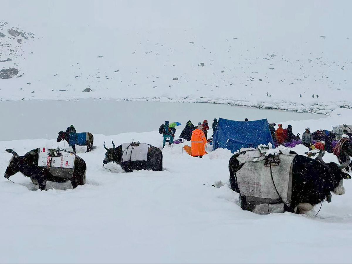 FOTO: Terjebak Badai Salju di Tibet, Pendaki Tewas dan Ratusan Diselamatkan dari Lembah Karma