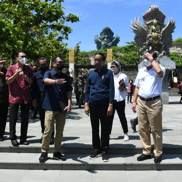 Presiden Joko Widodo bersama sejumlah pejabat mengecek penataan kawasan Garuda Wisnu Kencana (GWK) Bali. Kawasan ini akan jadi salah satu tempat yang akan digunakan untuk KTT G20 pada November 2022 mendatang. (Dok Kementerian PUPR)