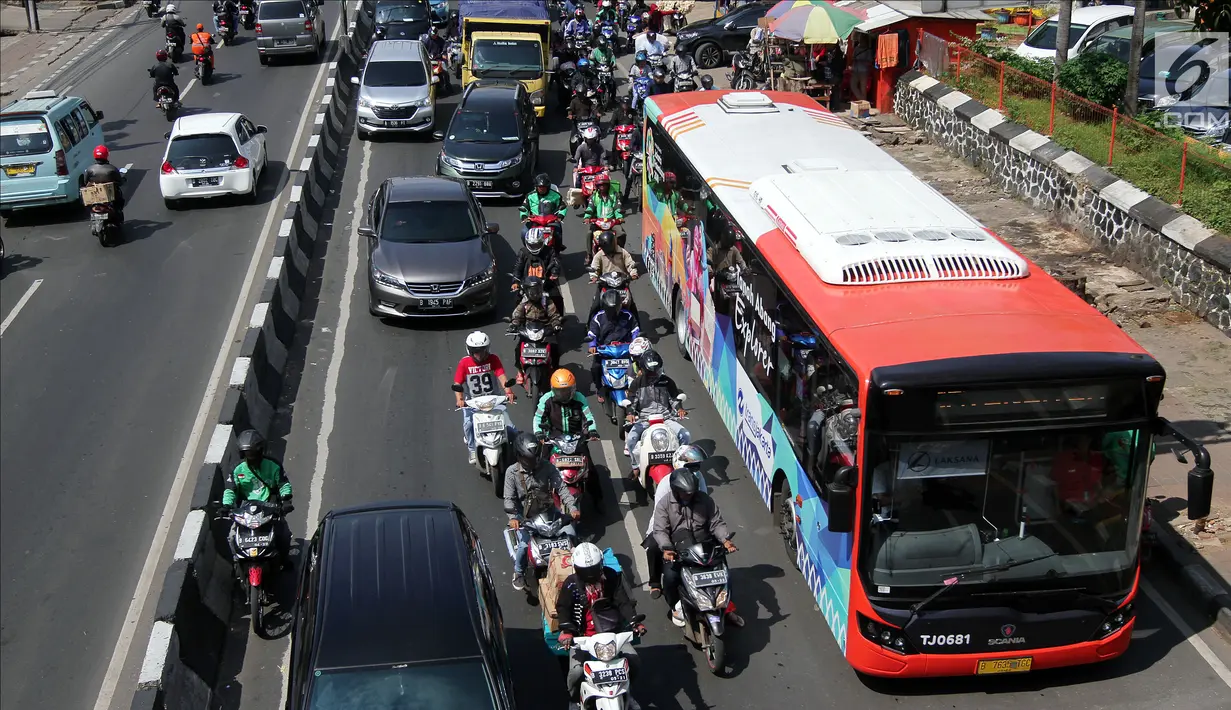 Suasana saat Transjakarta Tanah Abang Explorer melintasi Jalan KH. Mas Mansyur, Tanah Abang, Jakarta, Jumat (2/2). Pemberhentian operasional Bus Transjakarta Tanah Abang Explorer akibat adanya mogok sopir angkot. (Liputan6.com/JohanTallo)
