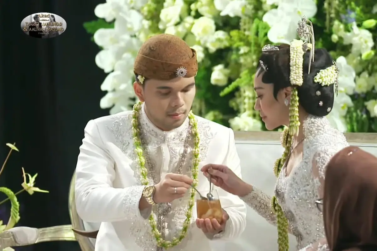 Minum air kelapa muda. (Foto. YouTube / Thariq Halilintar).