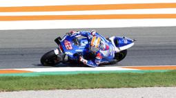 Pembalap Suzuki, Alex Rins, saat beraksi pada balapan MotoGP Eropa di Sirkuit Ricardo Tormo, Valencia, Minggu (8/11/2020). Joan Mir finis pertama dengan catatan waktu 41 menit 37,297 detik. (AP/Alberto Saiz)