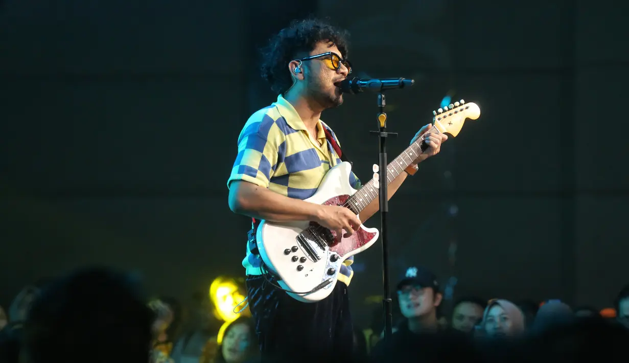 <p>Kunto Aji di konser "Perjalanan Menawar Racun" di Jakarta, Kamis (22/8/2024). [Foto: Adrian Putra Fimela]</p>