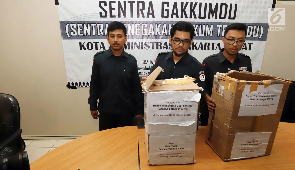 Petugas Bawaslu Jakarta Pusat menunjukkan kardus berisi form C1 Pemilu yang diamankan di Gedung Bawaslu Jakarta Pusat, Senin (6/5/2019). Pihak Bawaslu mengatakan masih akan melakukan investigasi dan pemeriksaan terhadap temuan form C1 dari sejumlah daerah itu. (Liputan6.com/Helmi Fithriansyah)