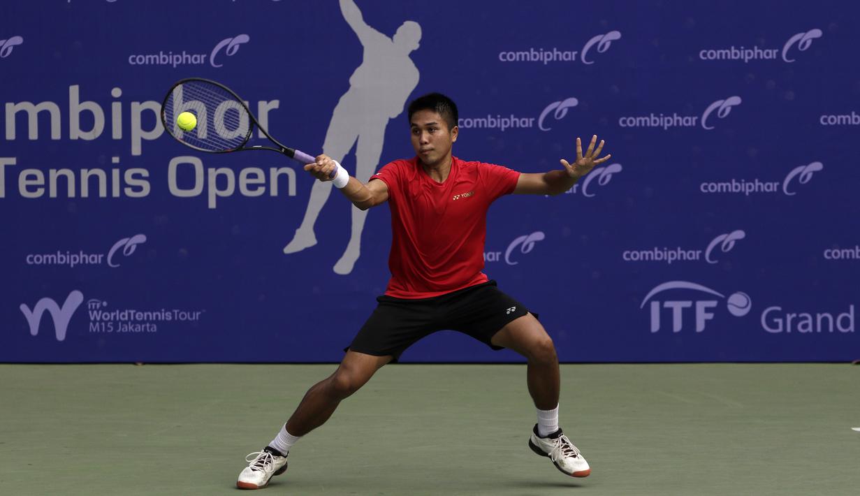 Ganda Putra Indonesia, M Rifqi, memukul bola saat melawani ganda India pada laga Combiphar Tennis Open 2019 di Hotel Sultan, Jakarta, Kamis (8/8). Rifqi/Anthony kalah 5-7 dan 1-6. (Bola.com/Yoppy Renato)
