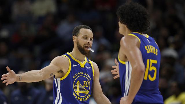 Aksi Stephen Curry pada laga NBA 2024/2025