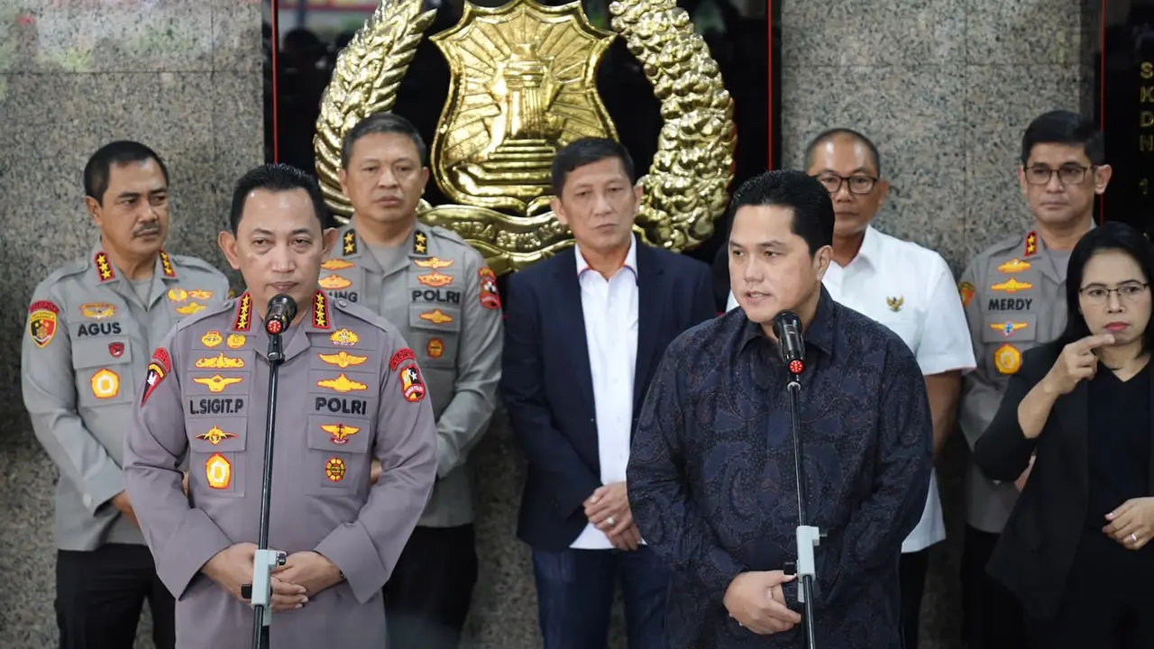 Kepala Kepolisian Republik Indonesia (Kapolri) Jenderal Polisi Listyo Sigit Prabowo dan Ketua Umum Persatuan Sepak Bola Seluruh Indonesia (PSSI).