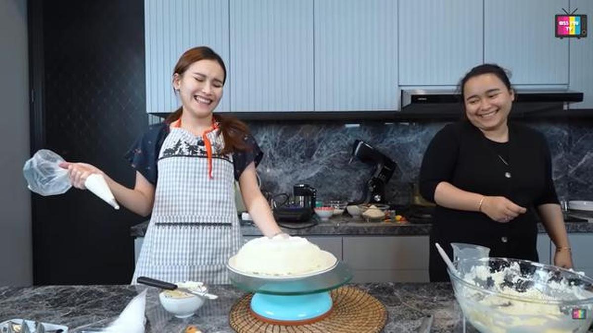 6 Potret Dapur Ayu Ting Ting di Rumah Jaksel, Desain Elegan dan Modern