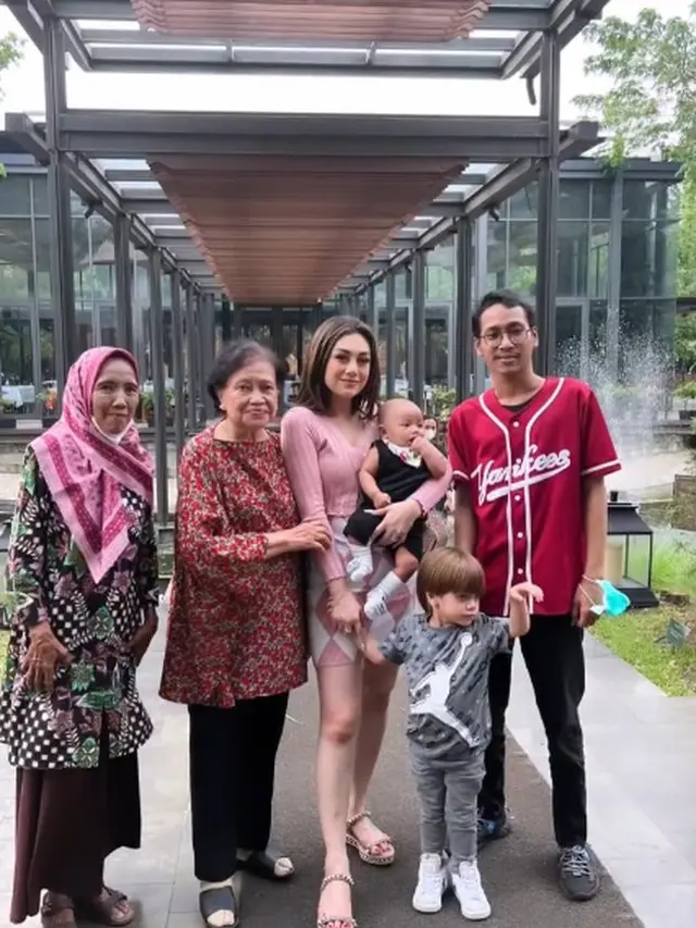 Tanpa Stefan William, Ini 7 Potret Celine Evangelista Rayakan Ulang Tahun Anak