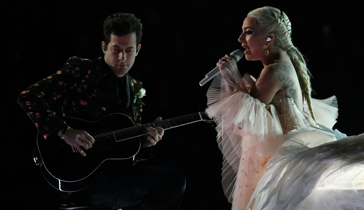 Aksi Lady Gaga di atas panggung ajang Grammy Awards 2018, New York,  Minggu (28/1). Kesempurnaan penampilan Gaga juga didukung oleh petikan gitar Mark Ronson hingga lagu yang dibawakan Gaga sampai menyentuh hati. (KEVIN WINTER/GETTY IMAGES/AFP)