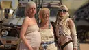 Peserta berdandan ala karakter Miss Giddy dalam film Mad Max mengikuti Wasteland Weekend di Gurun Mojave, North Edwards, California, AS, Sabtu (28/9/2019). (Agustin Paullier/AFP)