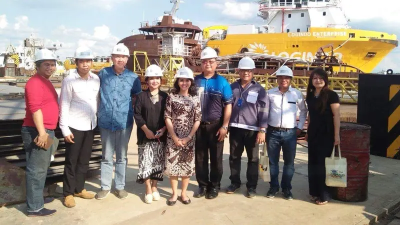 Calon Gubernur Kalimantan barat Karolin Margret Natasa (tengah) saat meninjau salah satu pelabuhan di Kalimantan Barat (Istimewa)