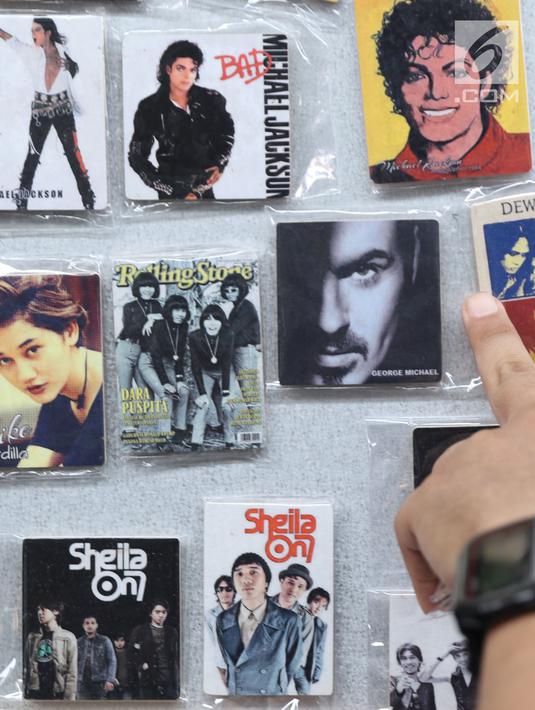 Pengunjung melihat-lihat stiker bergambar artis era lalu saat gelaran The 90’s Festival di Gambir Expo Kemayoran, Jakarta, Sabtu (10/11). The 90’s Festival kali ini merupakan yang keempat. (Liputan6.com/Helmi Fithriansyah)