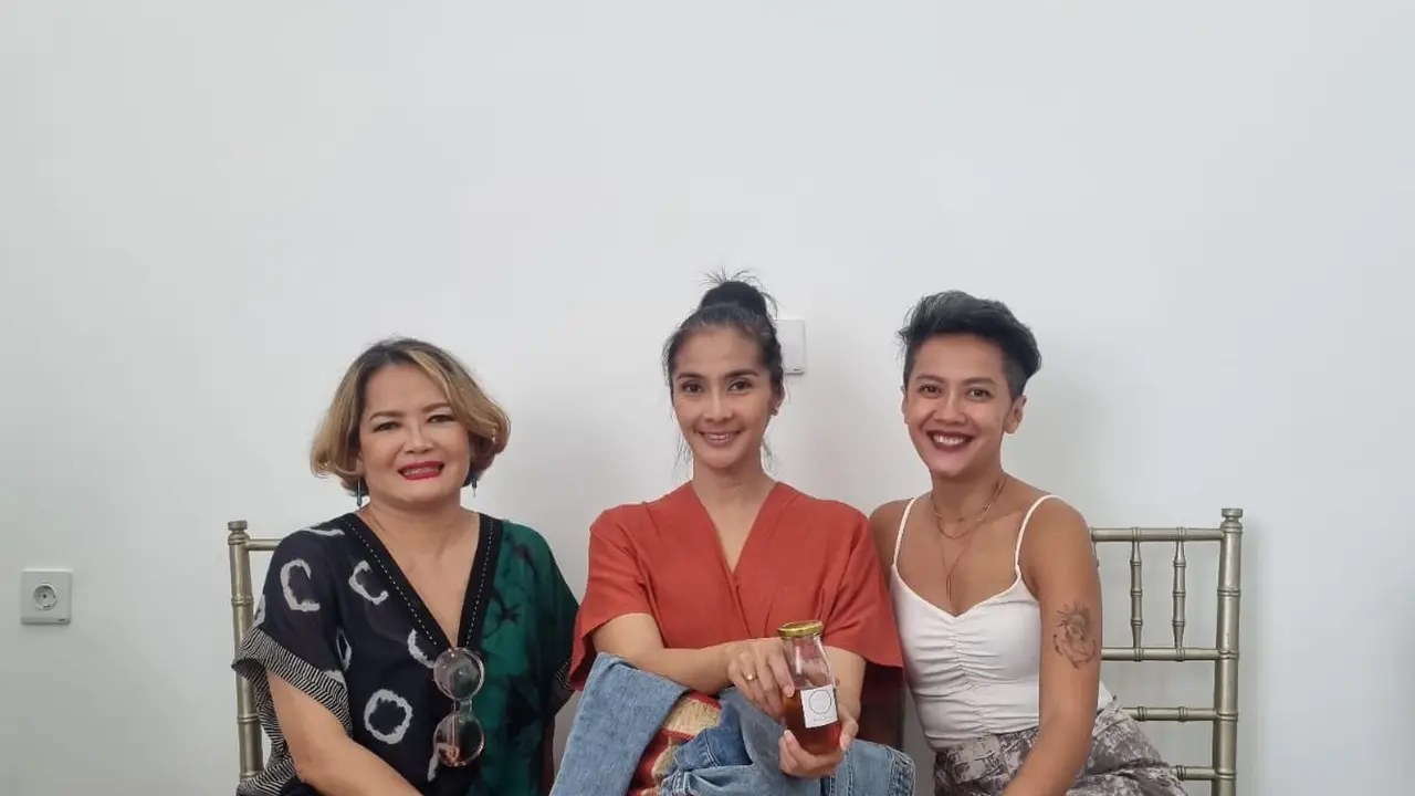 Maudy Koesnaedi Melakukan Perawatan Lymphatic Massage