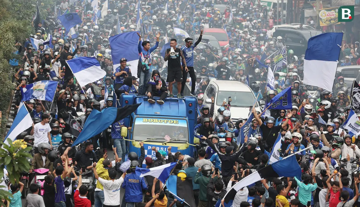 Para pendukung Persib Bandung yang dikenal dengan sebutan bobotoh melakukan pawai di Kota Bandung, Sabtu (1/6/2024) untuk menyambut kedatangan skuad Persib Bandung usai menjadi juara Championship Series BRI Liga 1 2023/2024. (Bola.com/M Iqbal Ichsan)