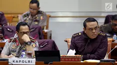 Kapolri Jenderal Tito Karnavian bersama Wakapolri Komjen Syafruddin saat mengikuti Rapat Kerja dengan Komisi III DPR RI, di Kompleks Parlemen, Senayan, Jakarta, Senin (17/7). (Liputan6.com/Johan Tallo)