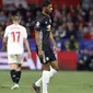 Pelatih Manchester United, Jose Mourinho memberikan arahan kepada Marcus Rashford pada laga 16 besar Liga Champions di Ramon Sanchez Pizjuan stadium, Seville, (21/2/2018). MU bermain Imbang 0-0 lawan Sevilla. (AP/Miguel Morenatti)