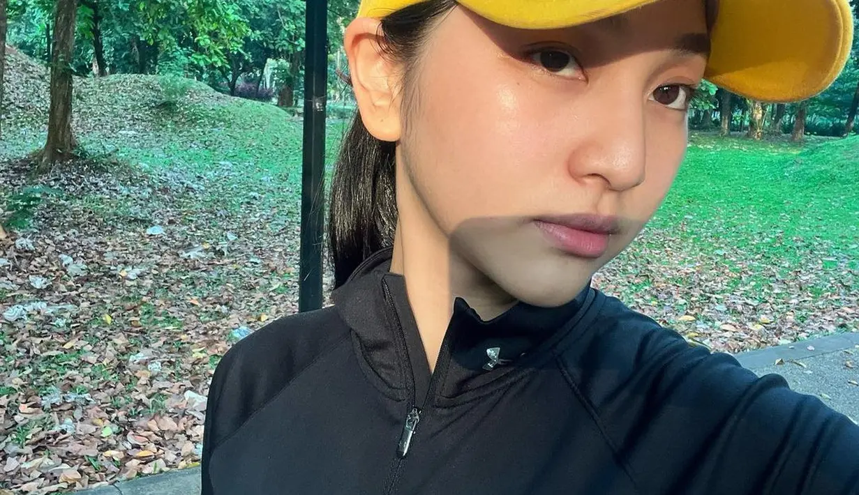 Warna topi kuning jadi terkesan kontras dengan warna baju sport hitam Harini Sondakh. Meski tanpa makeup, Wanita asal Manado ini terlihat cantik natural. Potretnya sukses mencuri perhatian netizen. (Liputan6.com/IG/harinisondakh).
