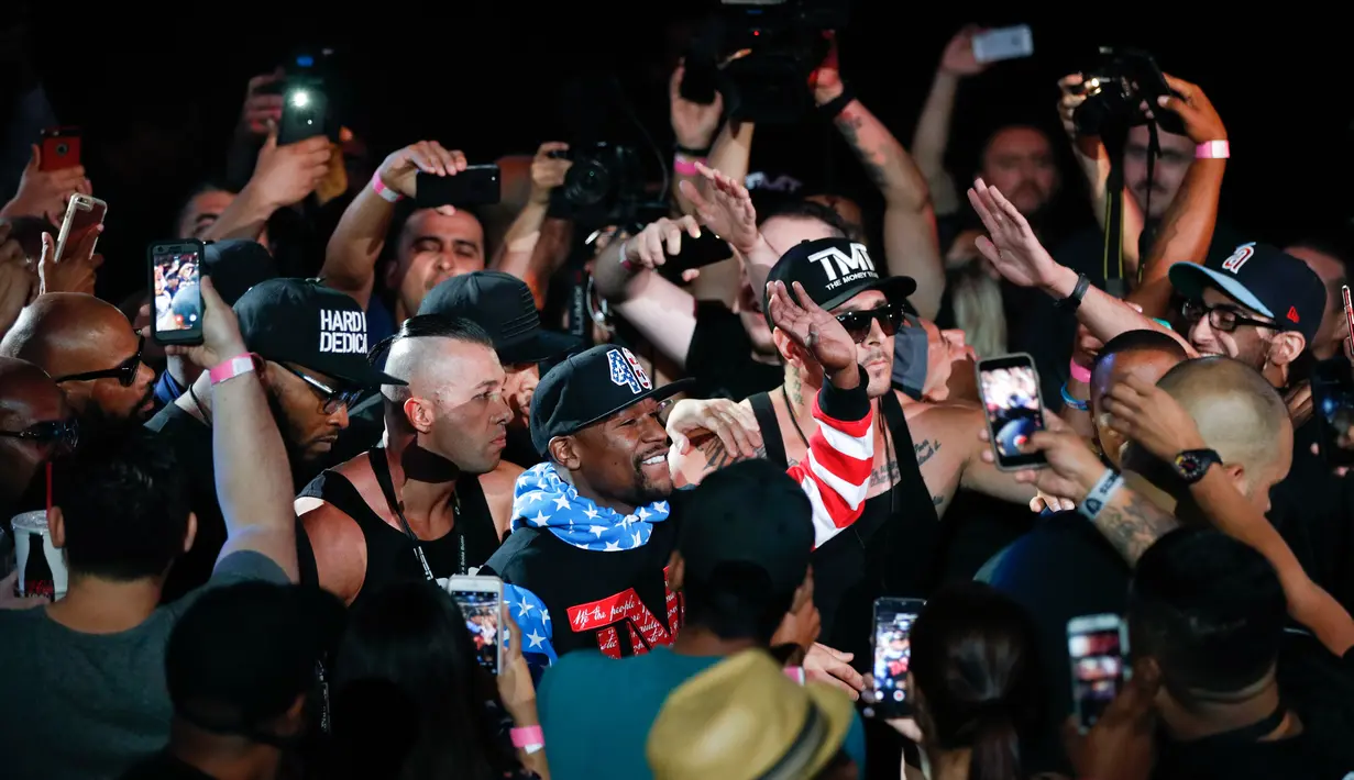 Petinju Floyd Mayweather Jr tiba mengahadiri jumpa pers pertandingan dirinya dengan Juara mixed martial arts Conor McGregor di Staples Center Los Angeles, AS (12/7). Mayweather dan McGregor akan bertanding pada 26 Agustus 2017. (AP Photo/Jae C. Hong)