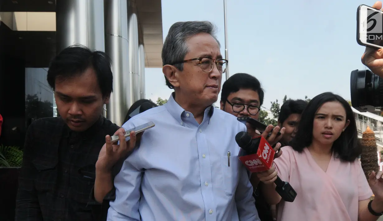 Eks Kepala Badan Penyehatan Perbankan Nasional (BPPN) Glen Muhammad Surta Yusuf usai menjalani pemeriksaan di Gedung KPK, Jakarta, Rabu (10/7/2019). Glen diperiksa untuk tersangka Sjamsul Nursalim terkait dugaan korupsi penerbitan surat keterangan lunas (SKL) BLBI. (merdeka.com/Dwi Narwoko)