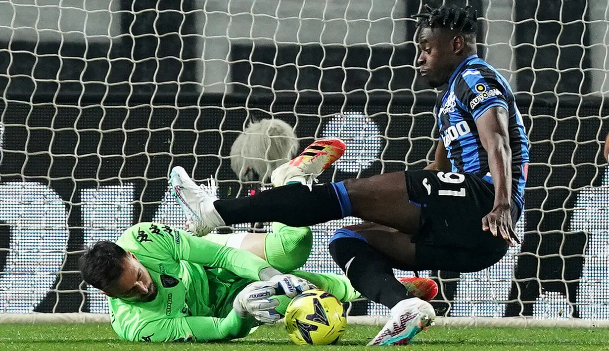 Pemain Atalanta Duvan Zapata (kanan) beraksi melawan kiper Empoli pada pertandingan sepak bola Serie A Liga Italia di Stadion Gewiss, Bergamo, Italia, Jumat (17/3/2023). (Spada/LaPresse via AP)