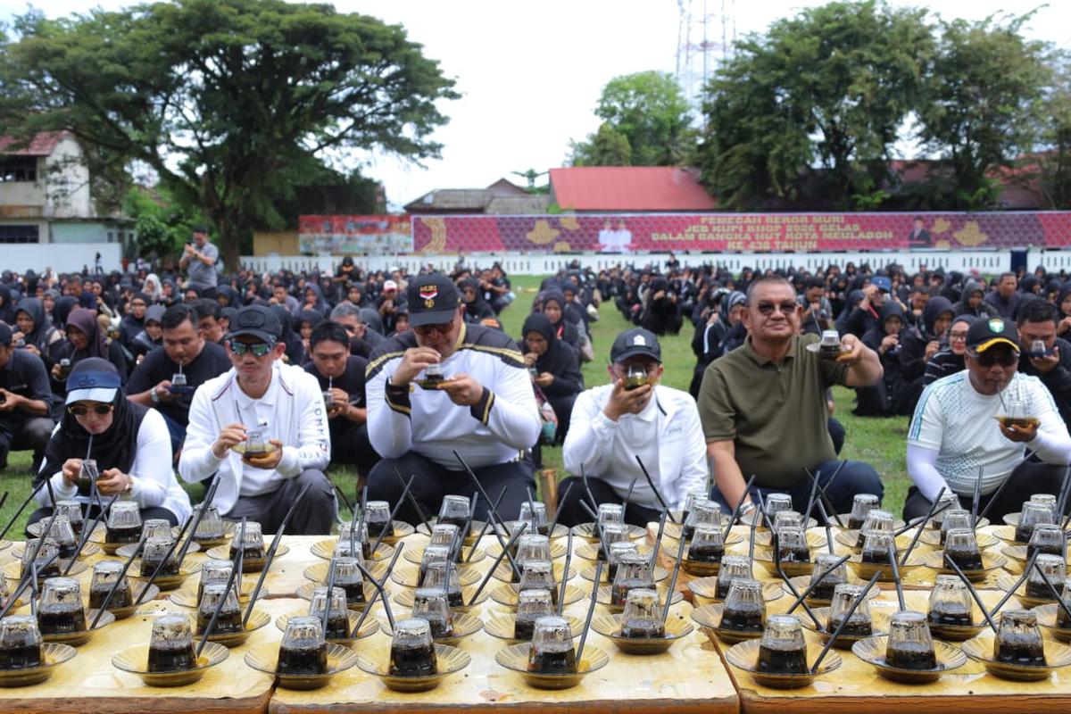 2.026 warga bersama Bupati Aceh Barat Tarmizi memecahkan rekor Museum Rekor Dunia Indonesia (MURI) melalui kegiatan minum kopi khop terbanyak di Lapangan Teuku Umar, Meulaboh. (Istimewa)