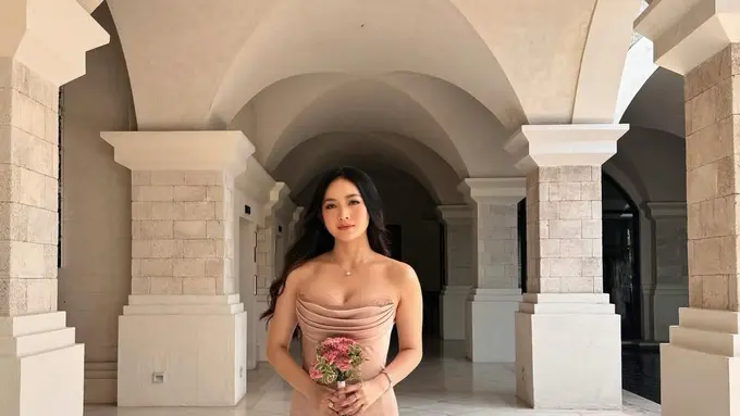 Gaya Anggun Natasha Wilona Saat Jadi Bridesmaid, Drapery Nude Dress yang Curi Perhatian