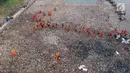 Petugas Suku Dinas Lingkungan Hidup membersihkan sampah plastik yang menumpuk di Kawasan Hutan Mangrove Ecomarine Muara Angke, Jakarta, Minggu (18/3). Pembersihan sampah di kawasan ini ditargetkan selesai dalam waktu 1 minggu. (Liputan6.com/Arya Manggala)