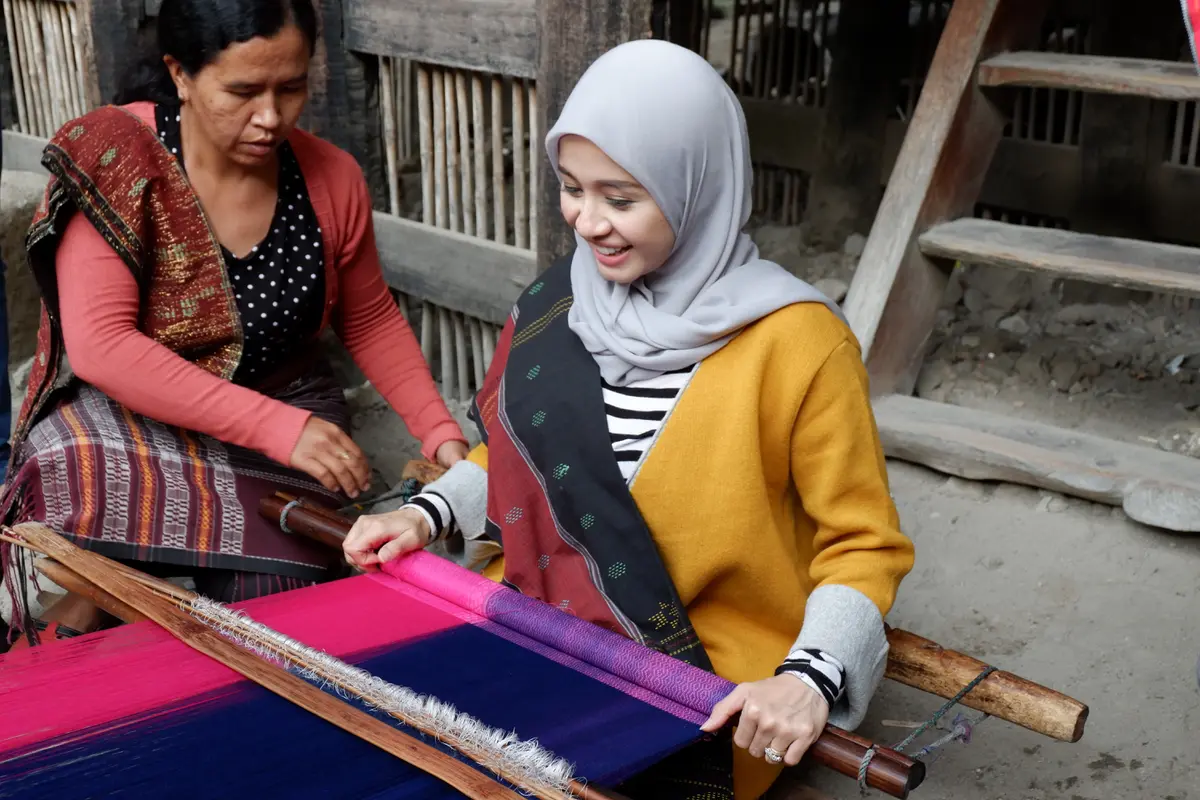 Bella praktik langsung menenun ulos. (Foto: Hidya Anindyati)