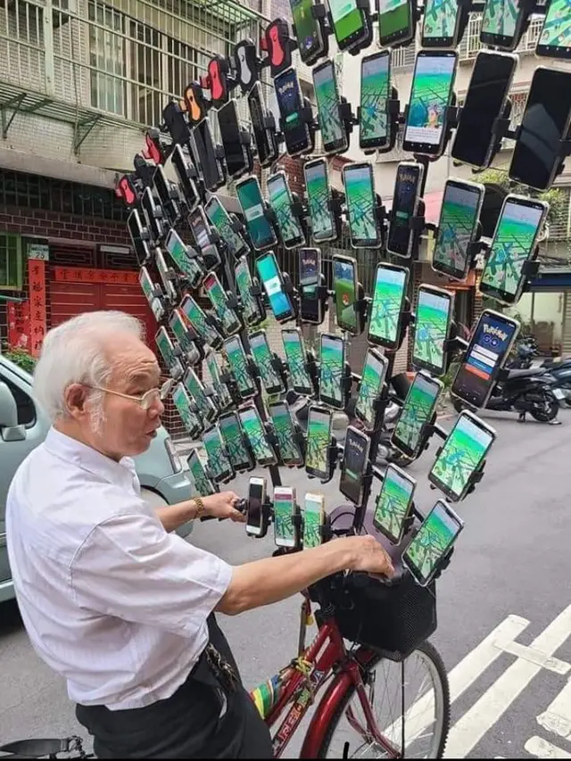 Berburu Pokemon, Kakek Ini Nekat Bawa 64 Smartphone Pakai Sepeda