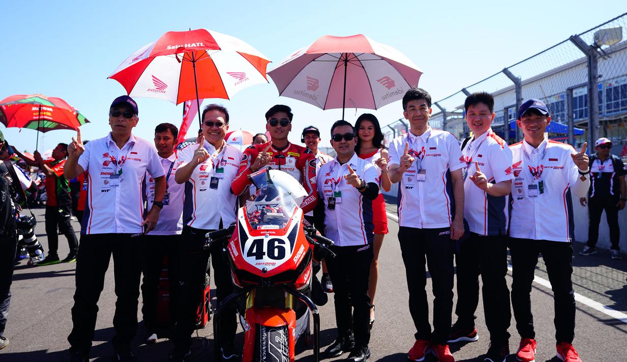 Pembalap Astra Honda Racing Team (AHRT), Herjun Atna Firdaus berfoto bersama Tim AHRT sebelum dimulainya balapan Race 1 kelas Asia Production 250 (AP250) pada ajang Asia Road Racing Championship (ARRC) 2023 di Sirkuit Mandalika, Lombok, Sabtu (12/8/2023). (Dok. AHRT)