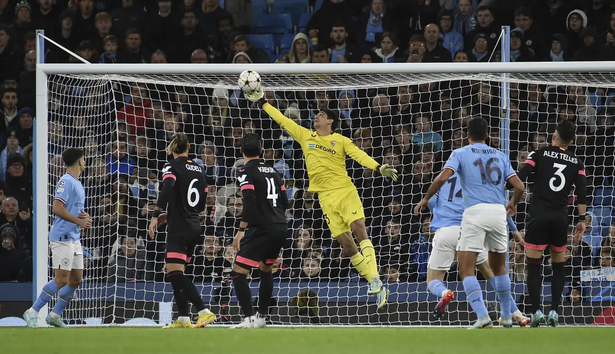 Penjaga gawang Sevilla Yassine Bounou menyelamatkan bola saat bertanding melawan Manchester City pada pertandingan grup G Liga Champions di stadion Etihad di Manchester, Inggris, Kamis (3/11/2022). Man City menang atas Sevilla dengan skor 3-1. (AP Photo/Rui Vieira)