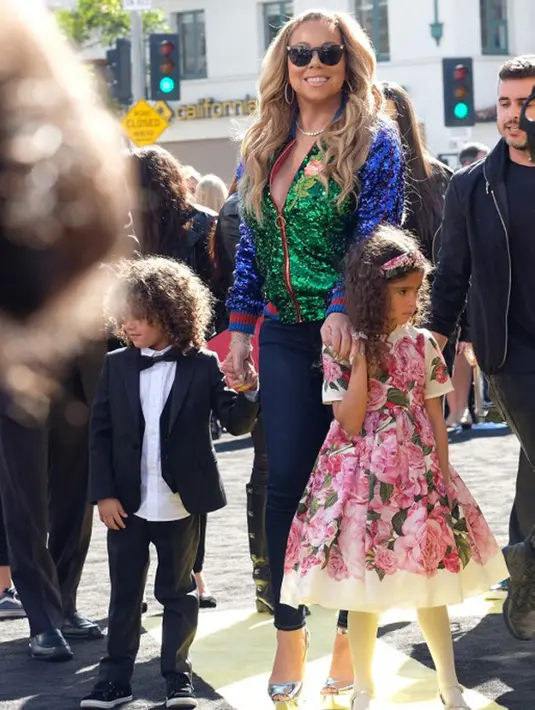 Selain itu Mariah juga bercerita soal pertemuan terakhirnya bersama Beyonce yaitu pada konser perayaan Natal. Beyonce yang saat itu sengaja datang ke pertunjukan Mariah mengajak anak perempuannya, Blue Ivy. (AFP/Bintang.com)