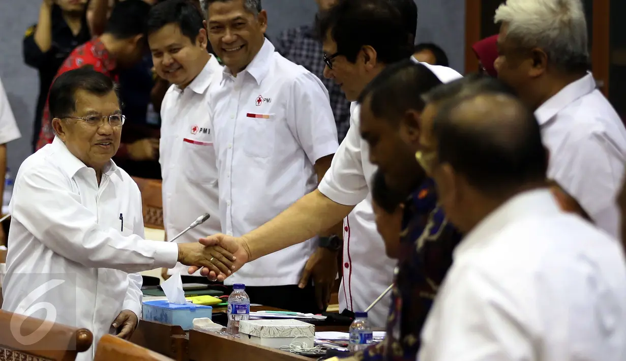 Ketum PMI, Jusuf Kalla bersiap mengikuti Rapat Dengar Pendapat Umum (RDPU) dengan Komisi IX DPR RI di Jakarta, Rabu (8/2). Rapat tersebut DPR Khusunya Komisi IX meminta pendapat Ketua Umum PMI mengenai RUU Kepalangmerahan. (Liputan6.com/Johan Tallo)