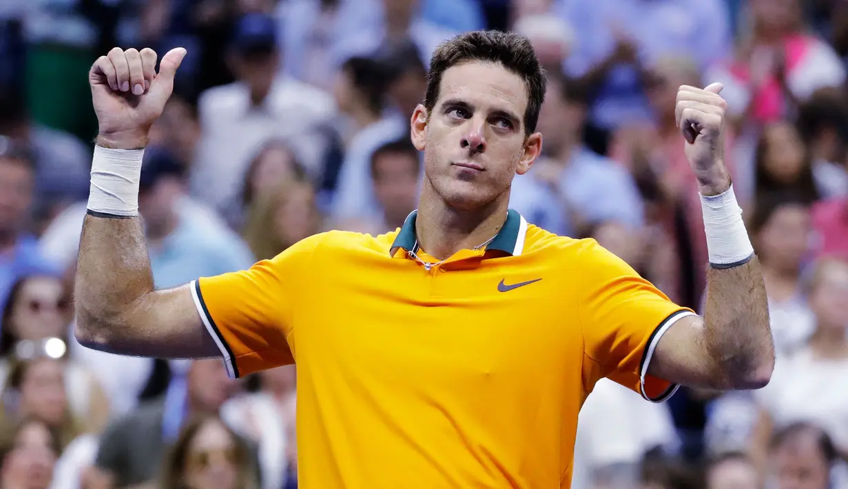 Petenis Argentina, Juan Martin del Potro bereaksi setelah Rafael Nadal dari Spanyol mengundurkan diri pada semifinal AS Terbuka 2018, Jumat (7/9). Itu berarti, Del Potro melangkah ke final AS Terbuka untuk pertama kalinya setelah 2009. (AP/Seth Wenig)