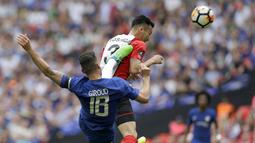 Olivier Giroud melakukan tendangan salto saat duel dengan pemain Southampton, Maya Yoshida pada laga semifinal Piala FA di Wembley stadium, London, (22/4/2018). Chelsea menang 2-0. (AP/Alastair Grant)