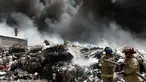 Petugas pemadam kebakaran berusaha memadamkan api di pabrik daur ulang sampah di Ciudad Juarez, Meksiko (2/5). Akibat kebakaran ini pihak berwenang Juarez menyatakan keadaan darurat lingkungan. (AP/Christian Torres)