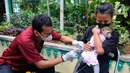 Dokter  hewan menyuntikkan vaksin Neo Rabivet  pada seekor kera  saat program Vasinasi Rabies Gratis bagi Hewan Penular Rabies (HPR) di Kantor kelurahan Jati Padang, Jakarta Selatan, Rabu (31/8/20222).  Program vaksinasi gratis yang diadakan oleh Suku Dinas Ketahanan Pangan Kelautan dan Pertanian Kota Jakarta Selatan ini bertujuan mencegah penyebaran rabies sekaligus memberikan perlindungan kepada manusia dari dampak gigitan. (merdeka.com/Arie Basuki)