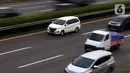 Mobil melintasi jalan Tol Tangerang-Jakarta di Tangerang, Banten, Rabu (30/3/2022). Mulai April 2022, Korlantas Polri akan menerapkan tilang elektronik bagi pengendara yang memacu kecepatan hingga 120 km per jam di jalan tol. (Liputan6.com/Angga Yuniar)