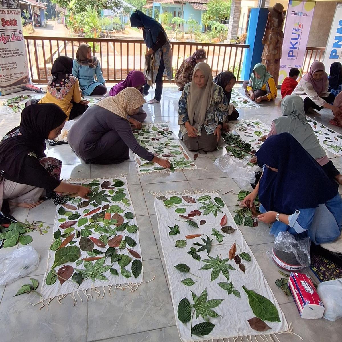 PNM Berdayakan Pengrajin Batik Lewat Teknik Ecoprint di Kampung Madani