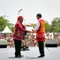 Bupati Kutai Barat FX Yapan menyerahkan piagam deklarasi dukungan masyarakat Kutai Barat untuk pembangunan IKN kepada kepada Presiden Jokowi. (Foto: Biro Pers Sekretariat Presiden)