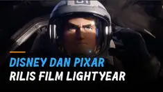 Sosok Buzz Lightyear dikisahkan bukan dalam bentuk mainan di Toy Story, melainkan manusia.