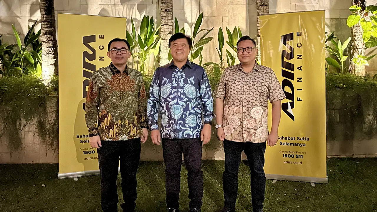 Presiden Direktur Adira Finance Dewa Made Susila dalam pengumuman kinerja paruh pertama tahun ini yang berakhir pada 30 Juni 2024. (Pipit/Liputan6.com)