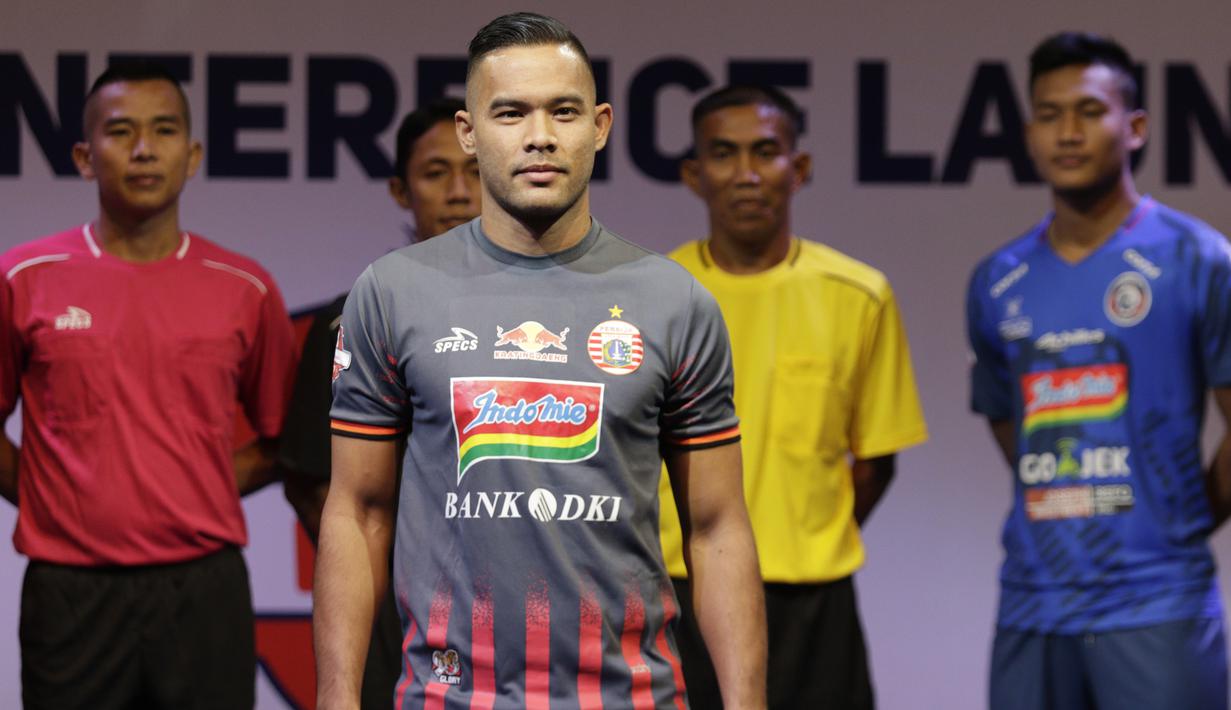 Pemain Persija Jakarta, Andritany Ardhiyasa berpose saat Peluncuran Shopee Liga 1 di SCTV Tower, Jakarta, Senin (13/5). Sebanyak 18 klub akan bertanding pada Liga 1 mulai tanggal 15 Mei. (Bola.com/Vitalis Yogi Trisna)