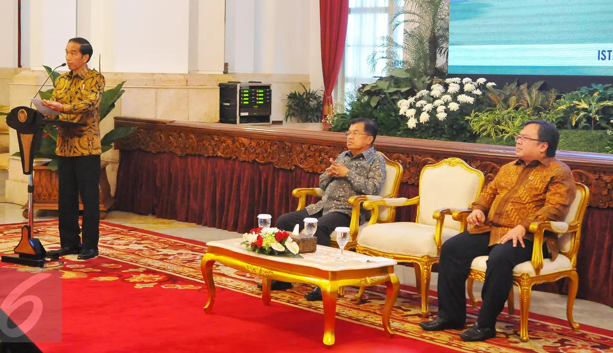 Presiden Jokowi saat membuka financial closing pembiayaan investasi non anggaran pemerintah (PINA) tahun 2017 khususnya untuk proyek jalan tol dari PT Waskita Karya (Persero) Tbk, di Istana Negara, Jakarta, Jumat (17/2). (Liputan6.com/Angga Yuniar)