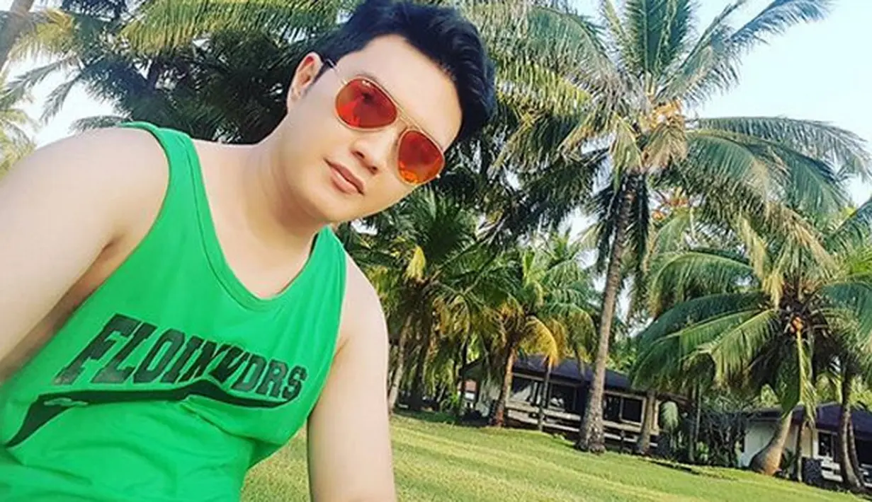 "Lagu Sayang Jangan Pergi. Kemarin Aldi kan bingung cara ngungkapin perasaan. Kita sekarang kondisinya gimana gitu ya. Akhirnya Aldi tuangin lewat lagu," kata Aldi Taher di kawasan Tendean, Jakarta Selatan, Selasa (14/11). (Instagram/aditaher.official)