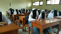 Warganet Heboh Siswi SMK di Tegal Belajar di Kelas Pakai Cadar Hitam (Liputan6.com/Fajar Eko Nugroho)