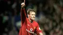 Liga Inggris telah banyak menghasilkan para striker tajam sejak dimulainya era Premier League pada 1992/1993. Ketajaman mereka dapat diukur dengan jumlah total gol maupun hattrick yang pernah dibuat. Lebih hebat lagi tentunya jika ketajaman mereka tetap konsisten saat harus hijrah ke klub lain. Lima pemain berikut membuktikannya saat mampu membuat hattrick bersama 3 klub berbeda di Liga Inggris. Siapa saja? (AFP/Robin Parker)