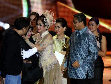 Paramitha Rusady  memeluk Istri Didi Petet yang menangis saat menerima Lifetime Achievment Award (Penghargaan Capaian Seumur Hidup) dalam Festival Film Bandung ke-28 untuk Didi Petet, Jawa Barat, Sabtu (12/9/2015). (Liputan6.com/Herman Zakharia)